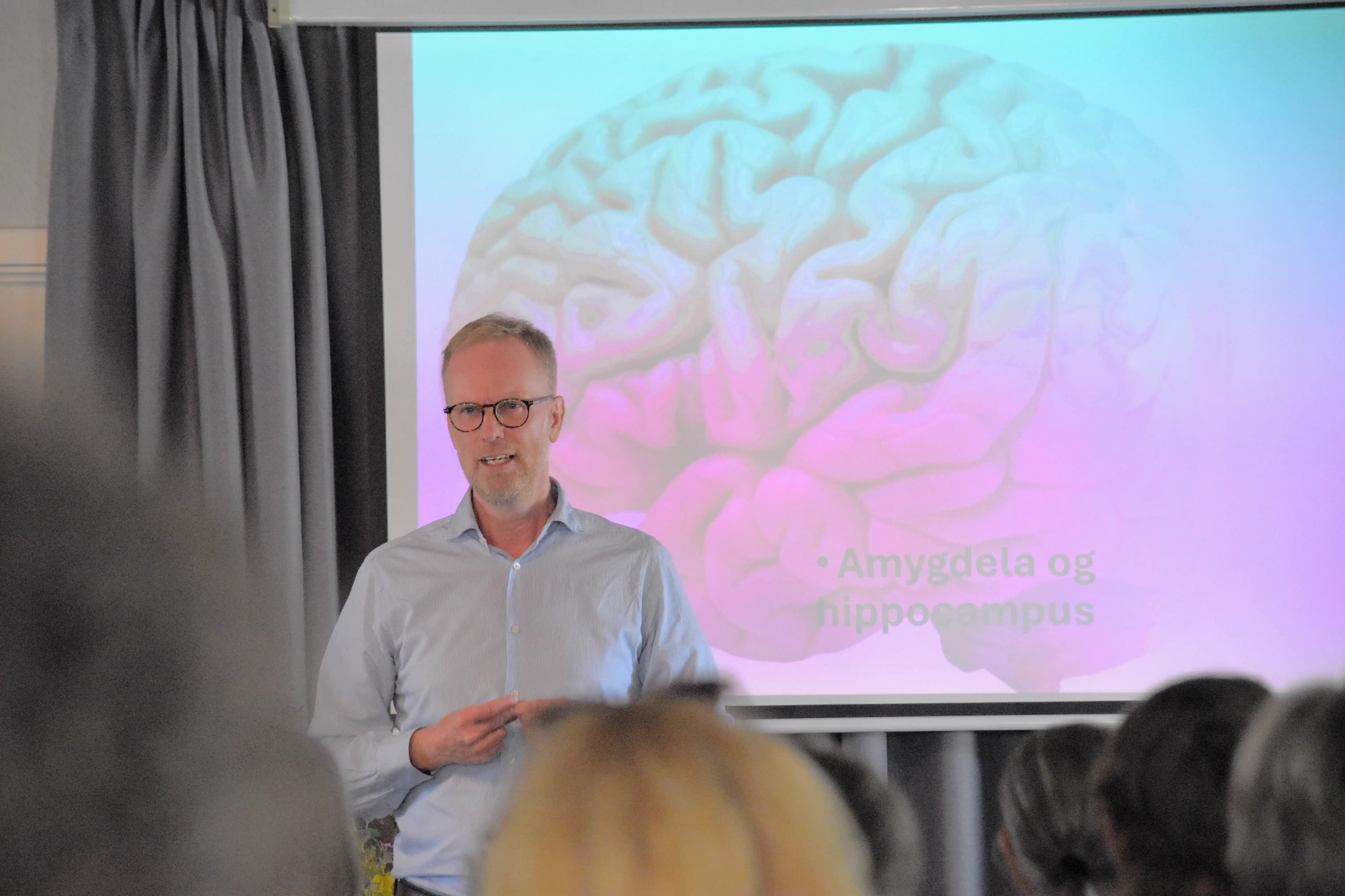 John præsenterer et foredrag for virksomhed