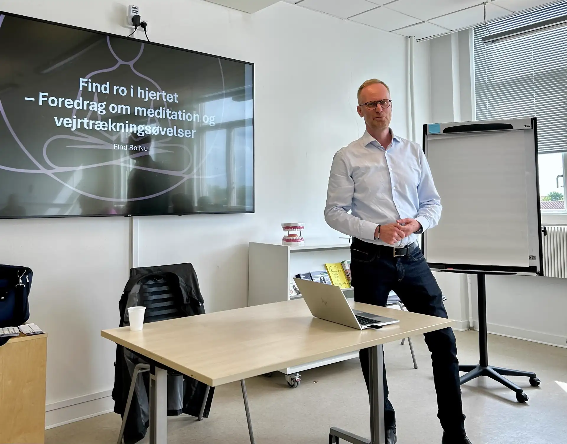 John underviser i ro og nærvær