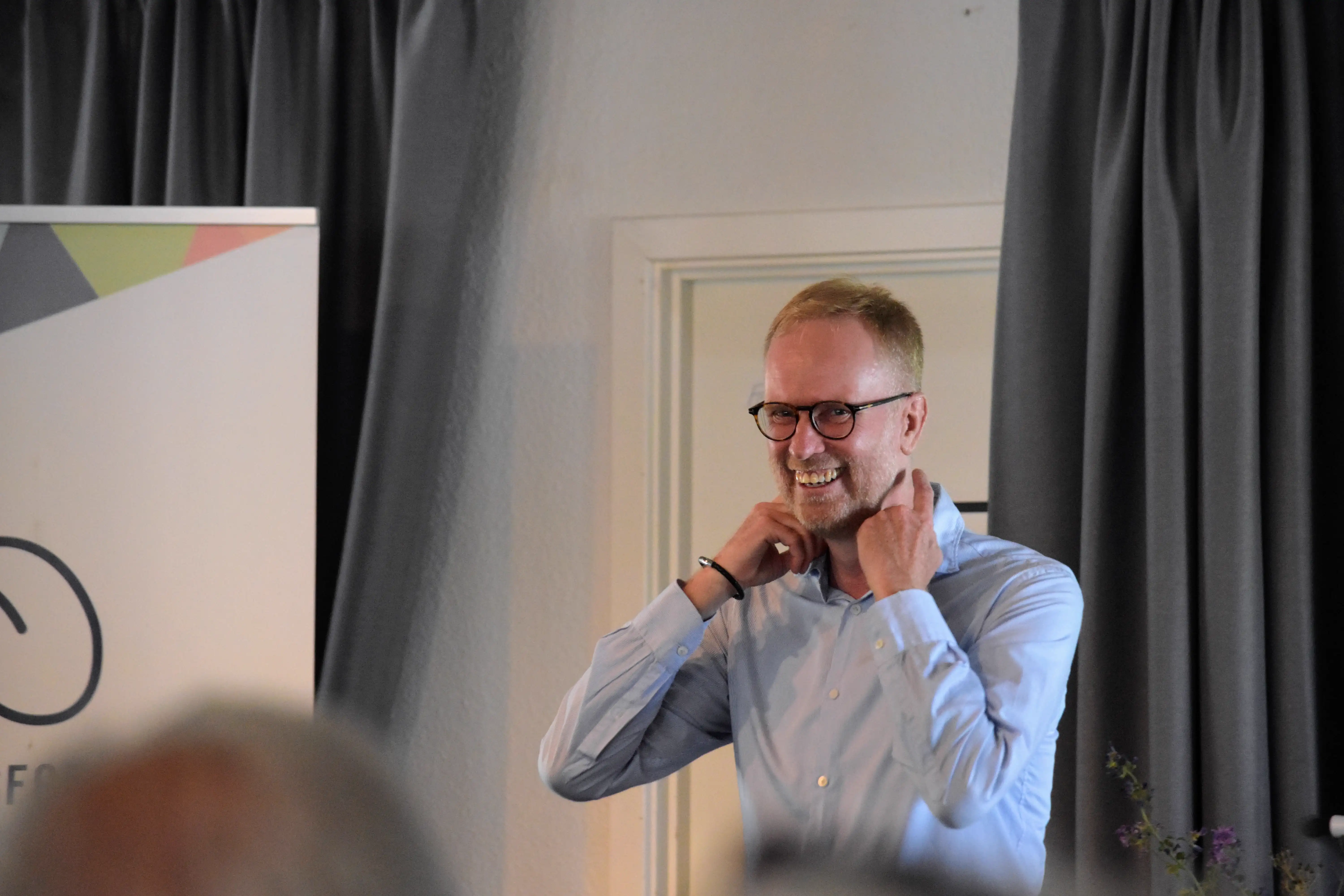 John smiler varmt under et foredrag